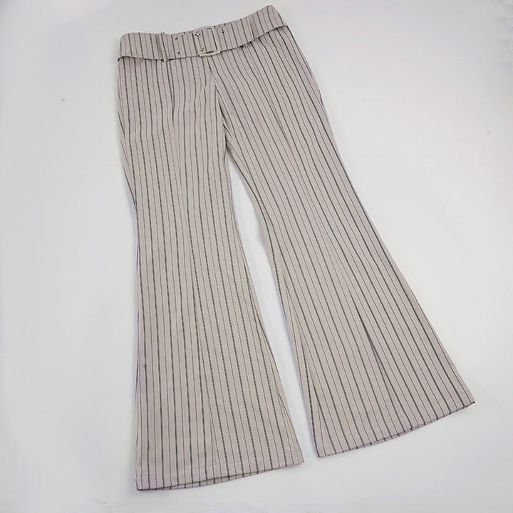 Stilige figursydde dame flare bukser med stripemønster. Moderne mote for en elegant hverdag.