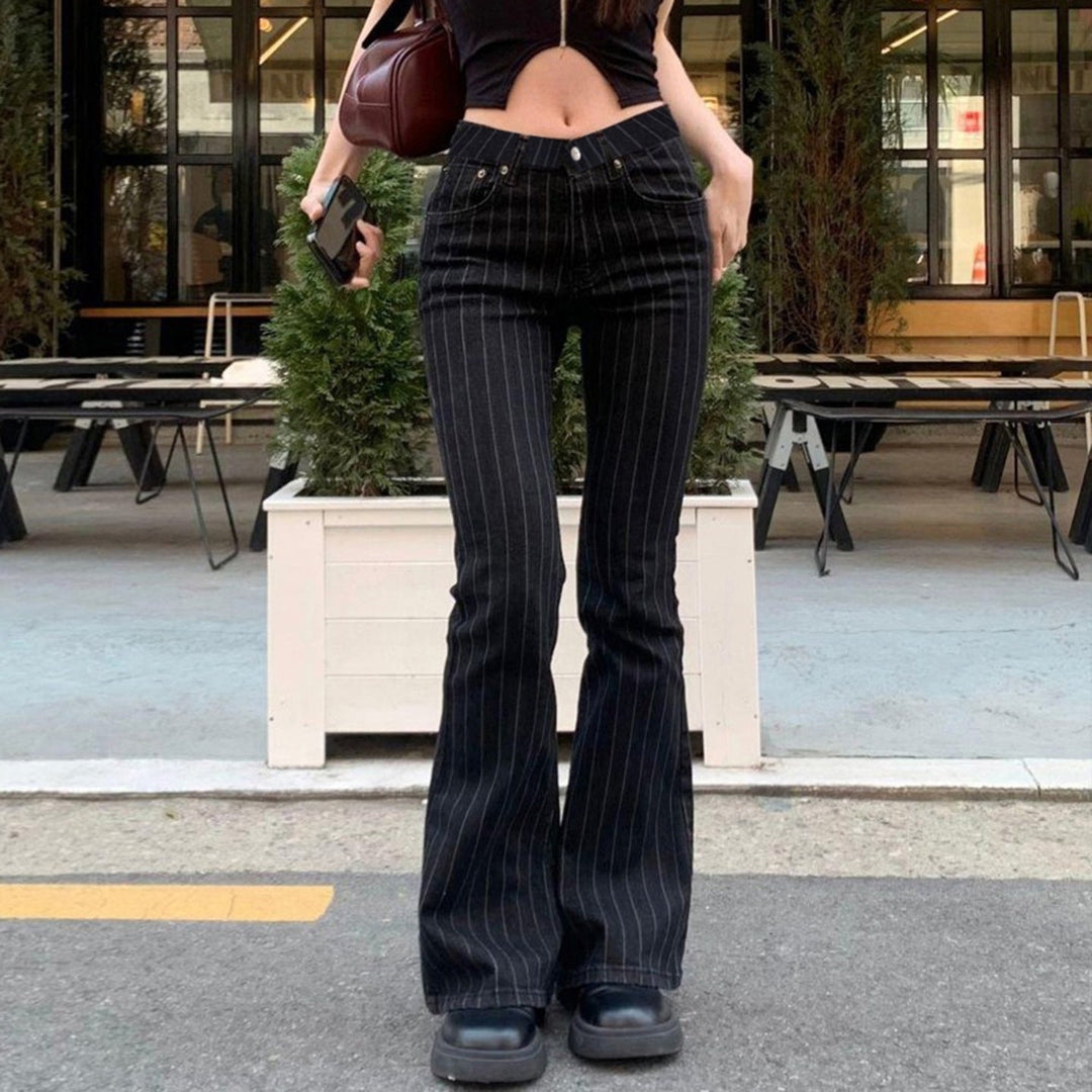 Dame slagjeans med høyt liv og forlengende vertikale striper, perfekt for en trendy hverdagsstil.