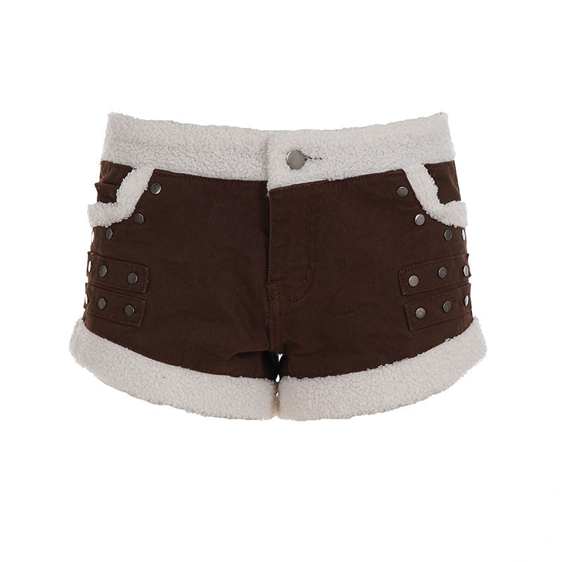 Moderne brune dame biker-shorts med stilfulle metallnagler. En trendy og komfortabel shorts for vårmote.