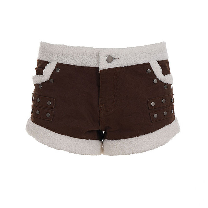 Moderne brune dame biker-shorts med stilfulle metallnagler. En trendy og komfortabel shorts for vårmote.