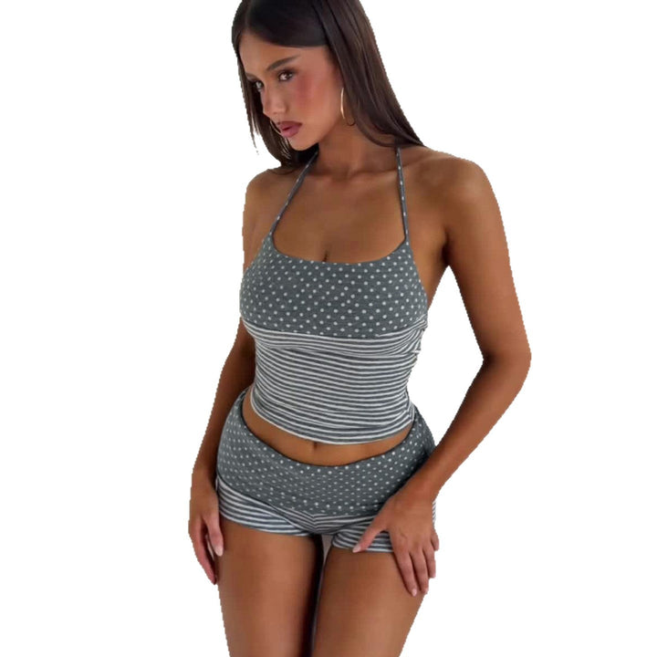 Dame bikini-sett med stilige striper, designet som elegant badedrakt for sommer, strand og basseng.