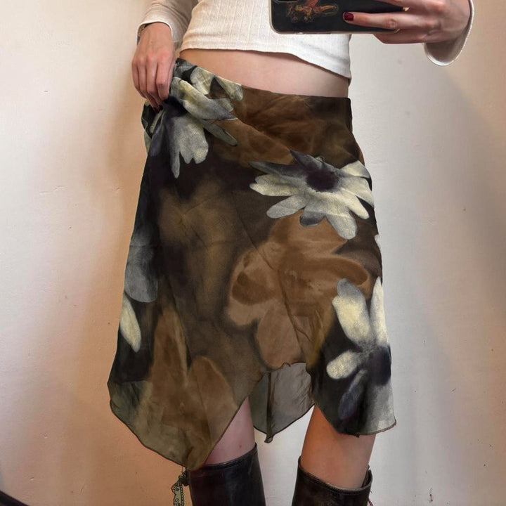 Lett og flowy blomstret sommerskjørt for damer. Stilfullt midi-design, ideelt for varme dager.