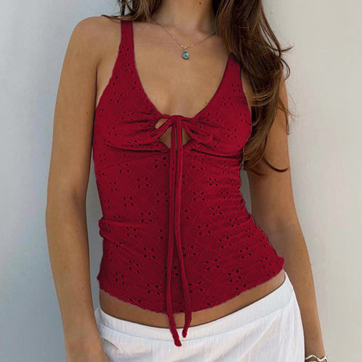 Hvit elegant dames spaghetti topp med snøring, perfekt for sommer og fritid.