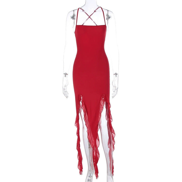 Lang elegant dame maxikjole med flytende asymmetrisk kant og volanger for en grasiøs look.