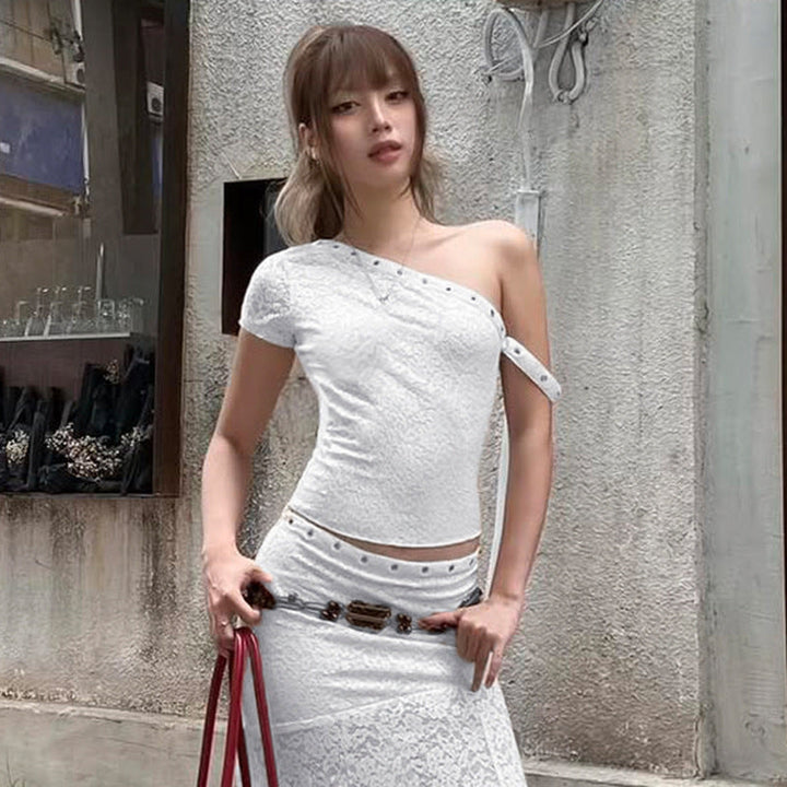 Elegant hvit sommer topp for kvinner med asymmetrisk snitt og korte ermer. Mønstret design.