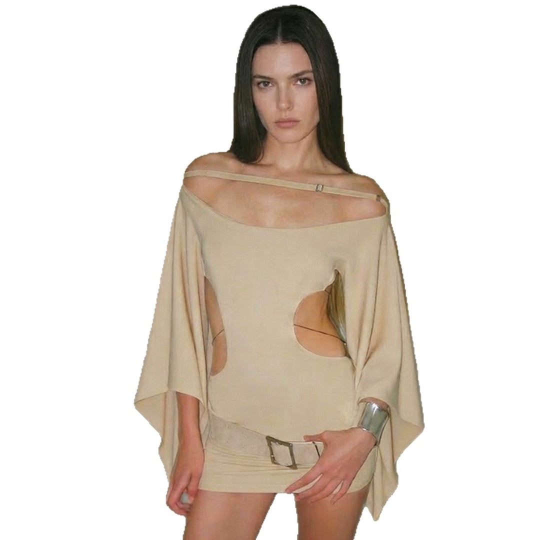 Khaki lang damekjole i oversized modell med stilige transparente utsnitt. Elegant og allsidig til dame.