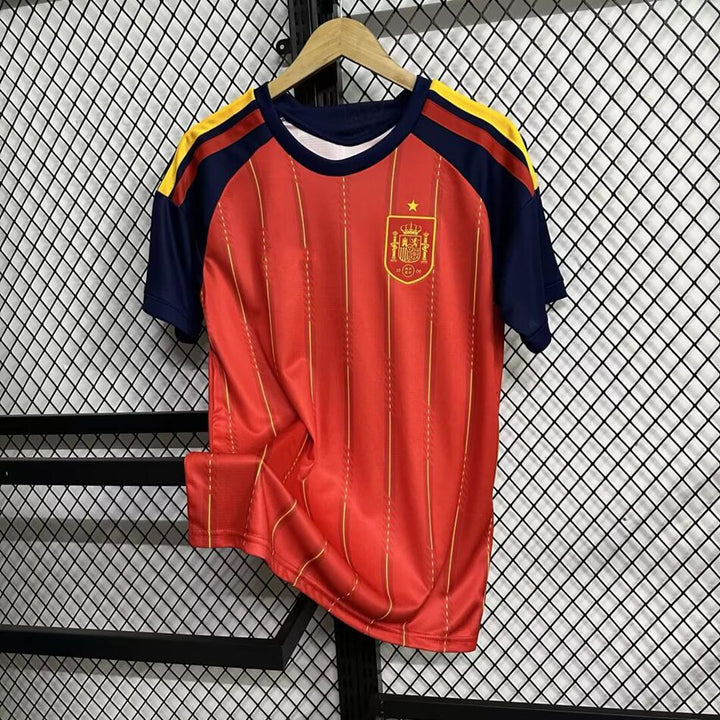 Supporter iført Spania landslagsdrakt 2026. Den røde fotballdrakten viser stolthet for Spania-landslaget.