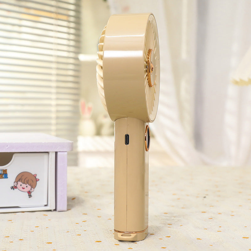 Kompakt blå USB vifte med elegant design, enkel å ta med. Perfekt oppladbar minivifte for reise og varme dager.