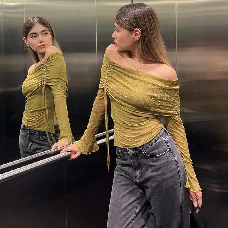 Elegant olivengrønn sommertopp med off-shoulder design og feminine volanger for en chic stil.