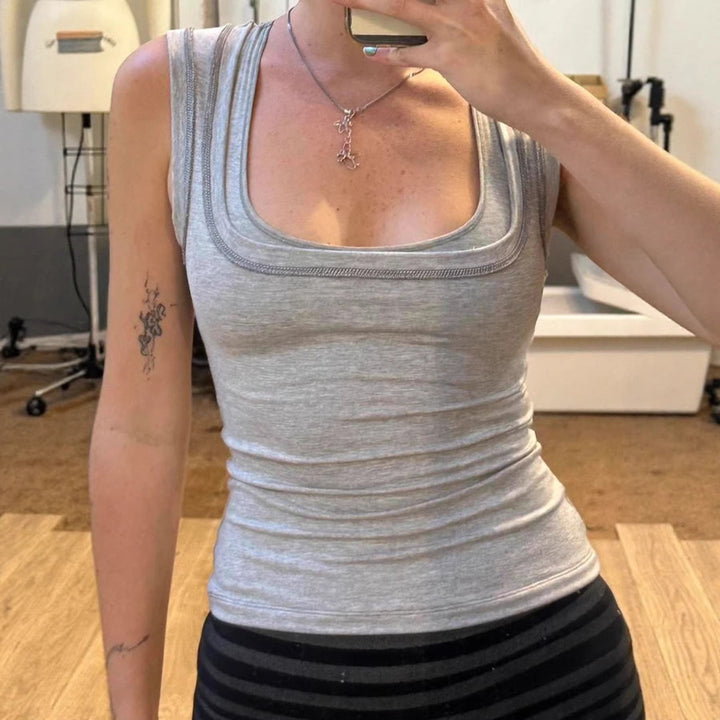 Dame funksjonell tanktop med dobbelt stroppesystem, grå. Perfekt sportstopp for trening og aktivitet, pustende stoff.