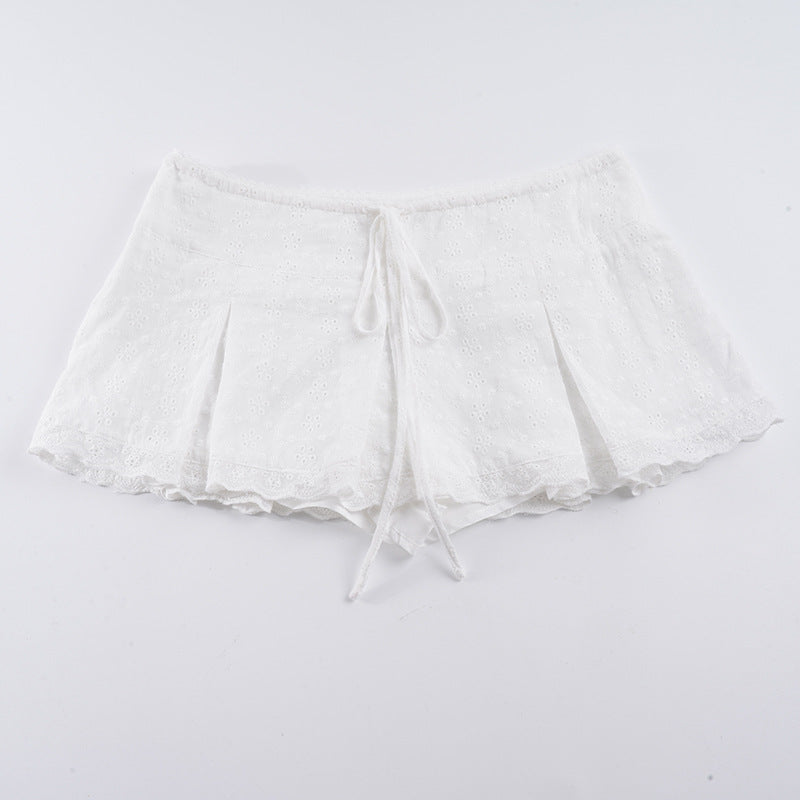 Lett og komfortabelt kort dameskjørt med broderte blomster og justerbar linning, perfekt for solfylte dager.