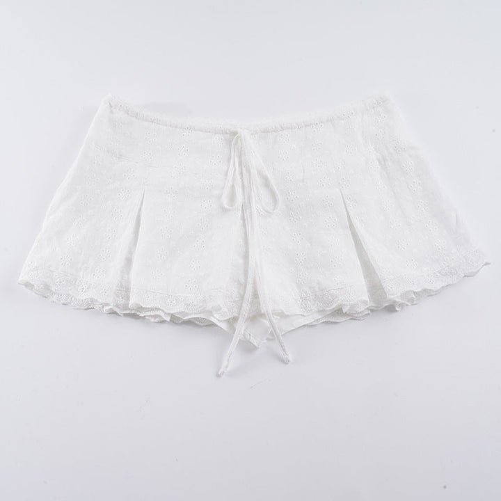Lett og komfortabelt kort dameskjørt med broderte blomster og justerbar linning, perfekt for solfylte dager.