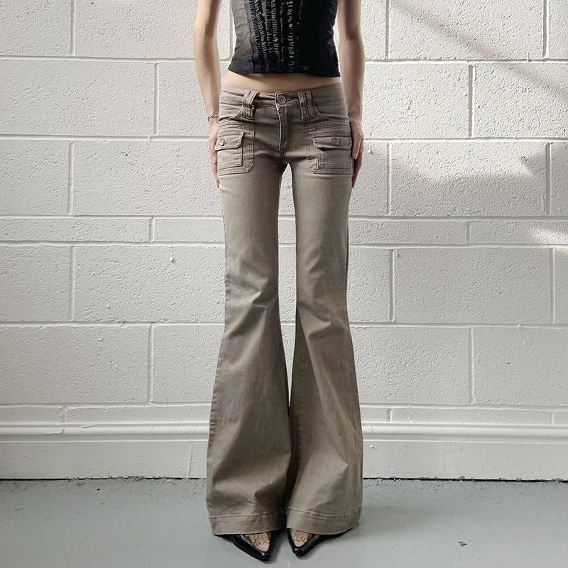 Khaki flared cargo-bukse for dame, perfekt for en trendy og komfortabel hverdagsstil.