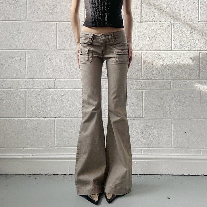 Khaki flared cargo-bukse for dame, perfekt for en trendy og komfortabel hverdagsstil.