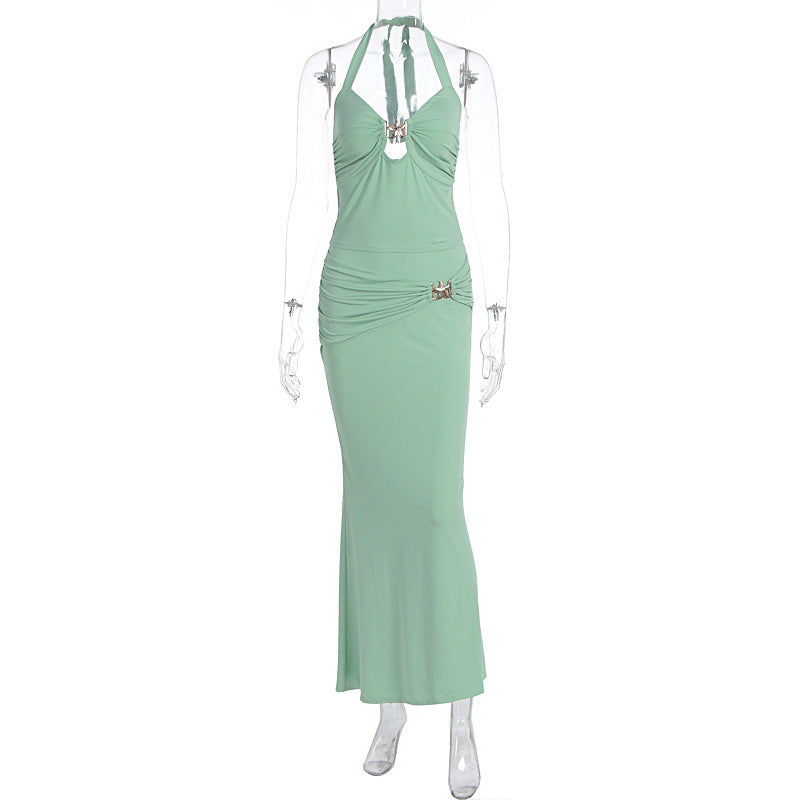 Stilfull dame maxikjole i grønt med elegant halterneck design. Perfekt for sommer og festlige anledninger.