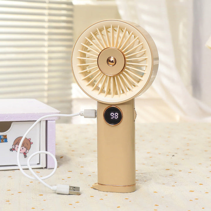Nærbilde av oppladbar USB håndvifte i bruk, sikrer effektiv kjøling. En ideell personlig vifte for sommeren.