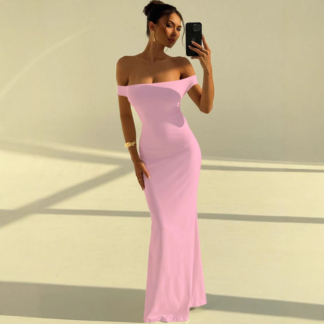 Figurnær off-shoulder festkjole i maxi-lengde, viser elegant design og flytende stoff.
