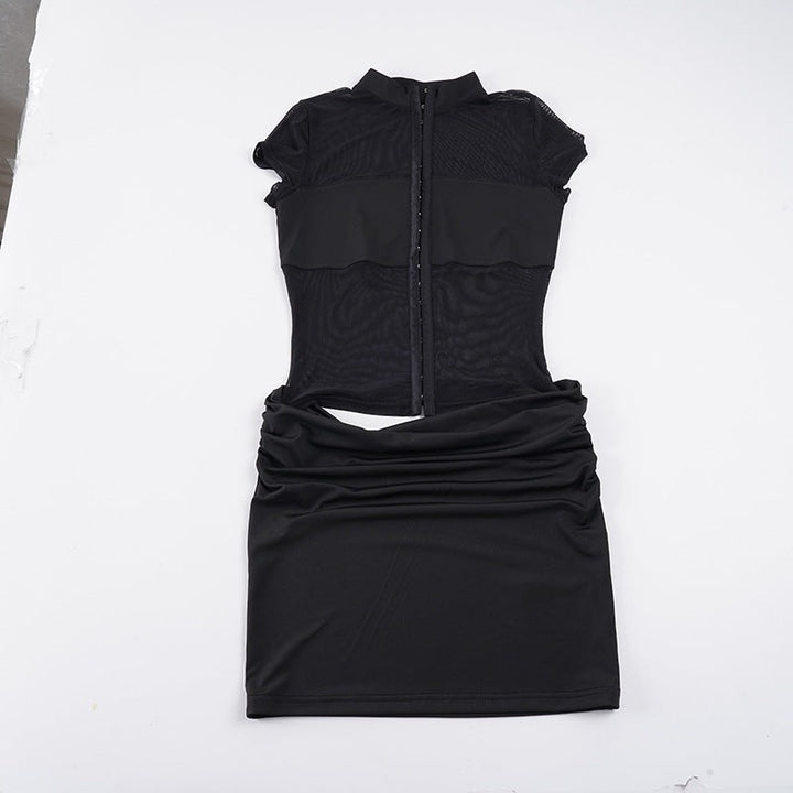 Rød figursydd damekjole med volangdetaljer og asymmetrisk kant. Trendy sommer- og festkjole.