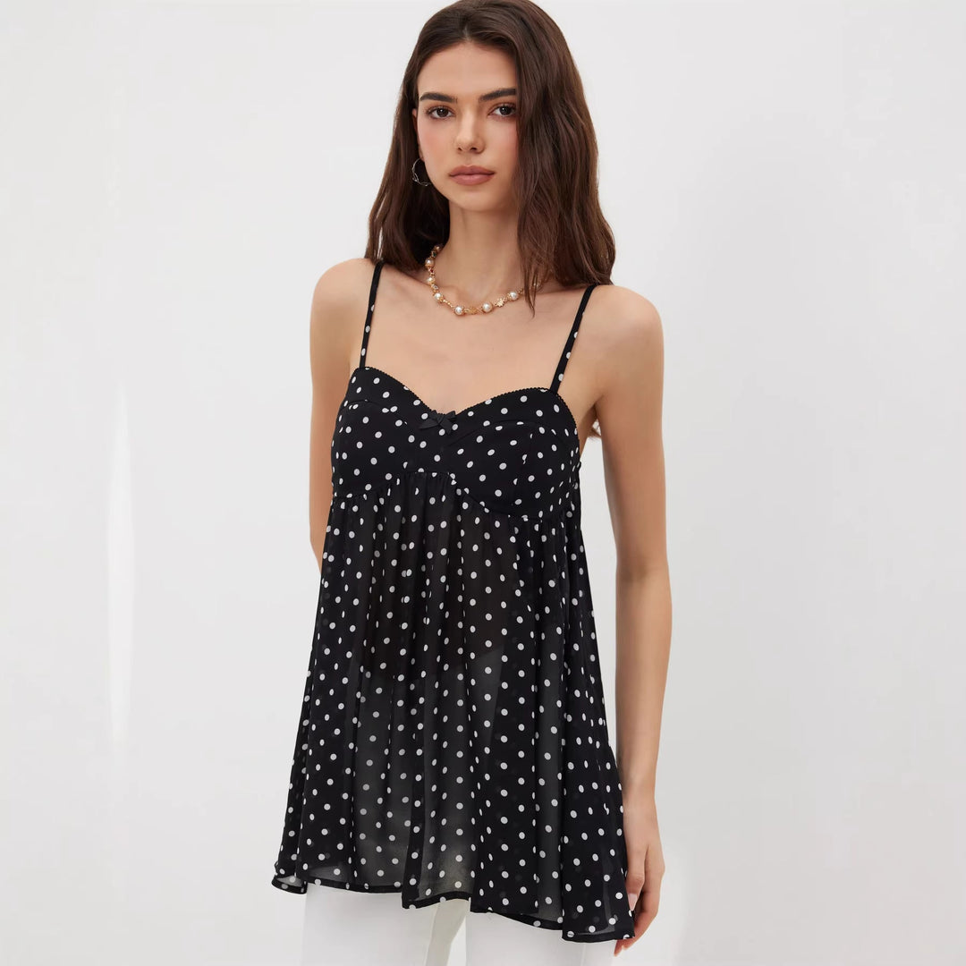 Elegant dametopp med leopardmønster og tynne stropper, perfekt for fest eller en stilig sommerlook.