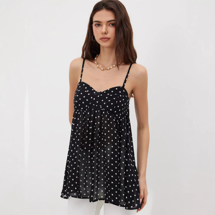 Elegant dametopp med leopardmønster og tynne stropper, perfekt for fest eller en stilig sommerlook.