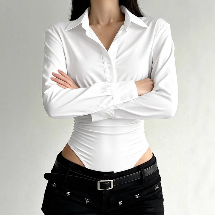 Allsidig dame bodysuit, elegant for kontoret eller som festtopp. Figurnær passform.