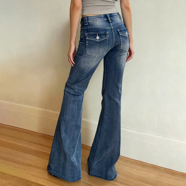 Modell viser blå flared damejeans med høy midje, klassisk vintage design for moderne stil.
