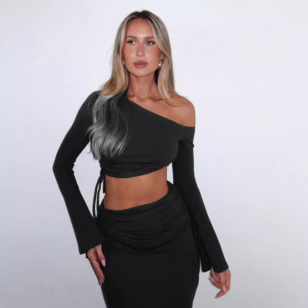 Elegant svart omslagskjole med asymmetrisk skjørt og unikt ryggdesign. Ideell som festkjole.