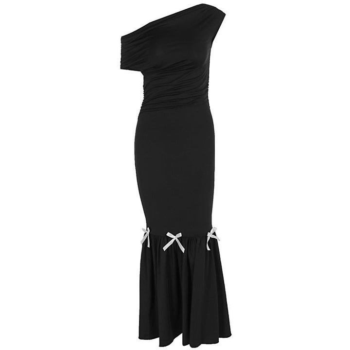 Elegant svart sommerkjole/festkjole, lang one-shoulder maxikjole for dame med stilige volanger.
