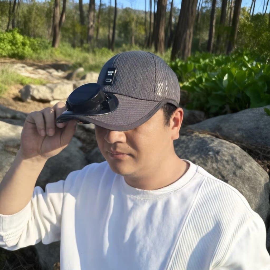 Solcelle drevet baseballcap med vifte. Holder hodet kjølig under sport, hagearbeid og varme sommerdager.