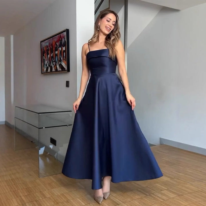 Stilig festkjole for kvinner, lang modell med et elegant flytende skjørt og tynne stropper. Perfekt for galla.