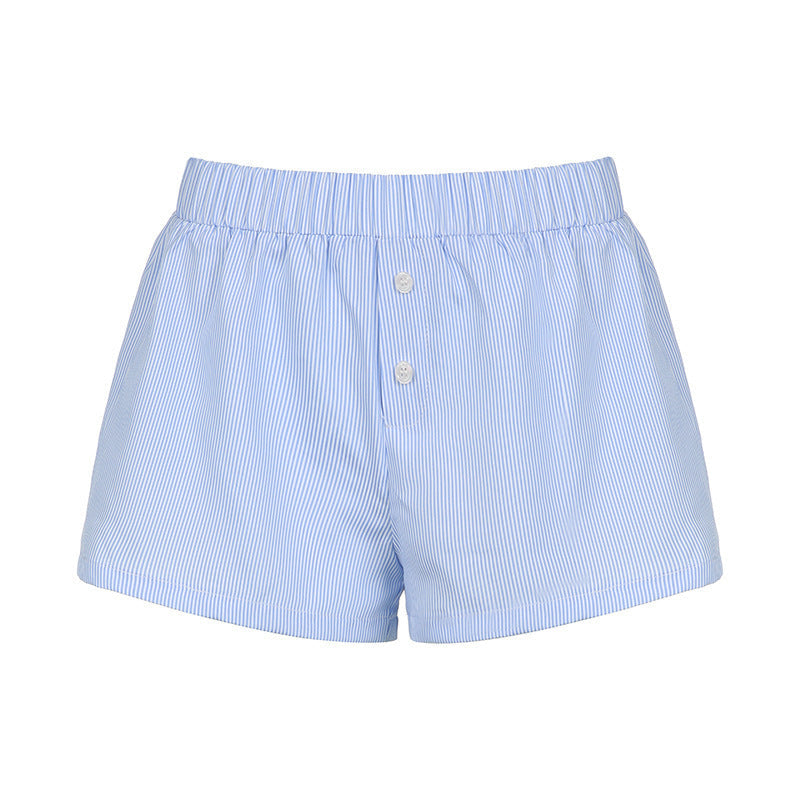 Blå dame shorts i mykt stoff, med dekorative knappdetaljer som gir et moderne og stilrent uttrykk.