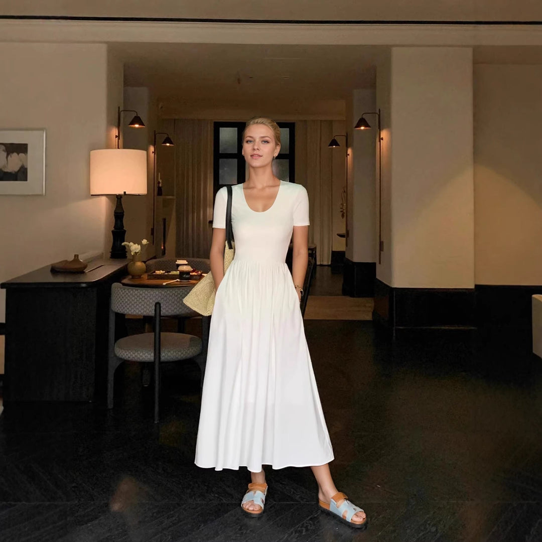 Lang elegant sommerkjole for damer. Høyhals maxikjole med tidløst design, ideell for både fest og hverdag.