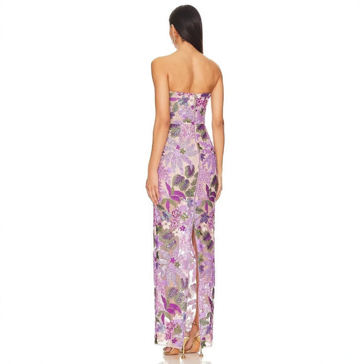 Figursydd damekjole med vakkert blomstermønster, perfekt for bryllup, formelle anledninger og kveldsfester.