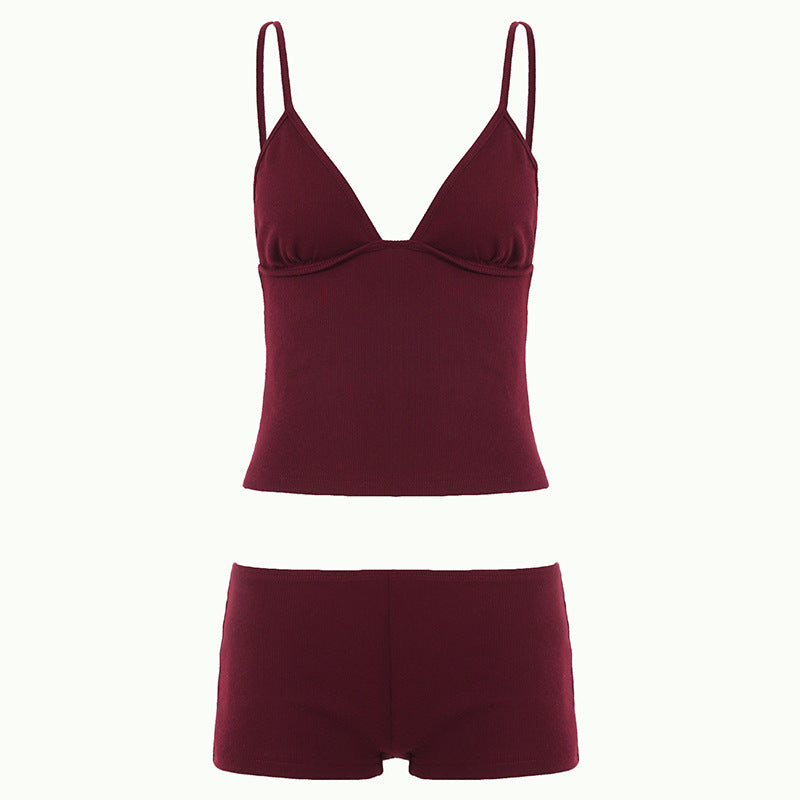 Pent foldet luksuriøst nattøy-sett for dame med shorts og topp, fremhever kvalitet og blondedetaljer.