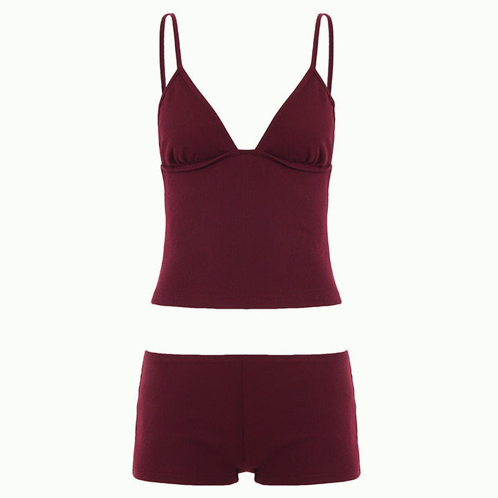 Pent foldet luksuriøst nattøy-sett for dame med shorts og topp, fremhever kvalitet og blondedetaljer.
