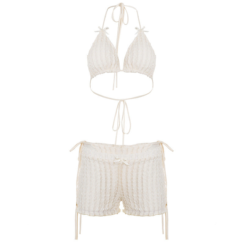 Sommerlig dame triangelbikini med feminine volanger og justerbare stropper for komfortabel svømming.