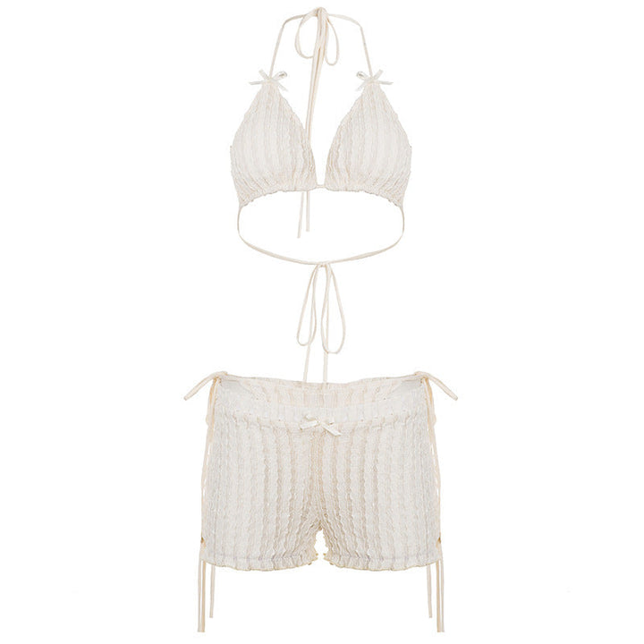 Sommerlig dame triangelbikini med feminine volanger og justerbare stropper for komfortabel svømming.