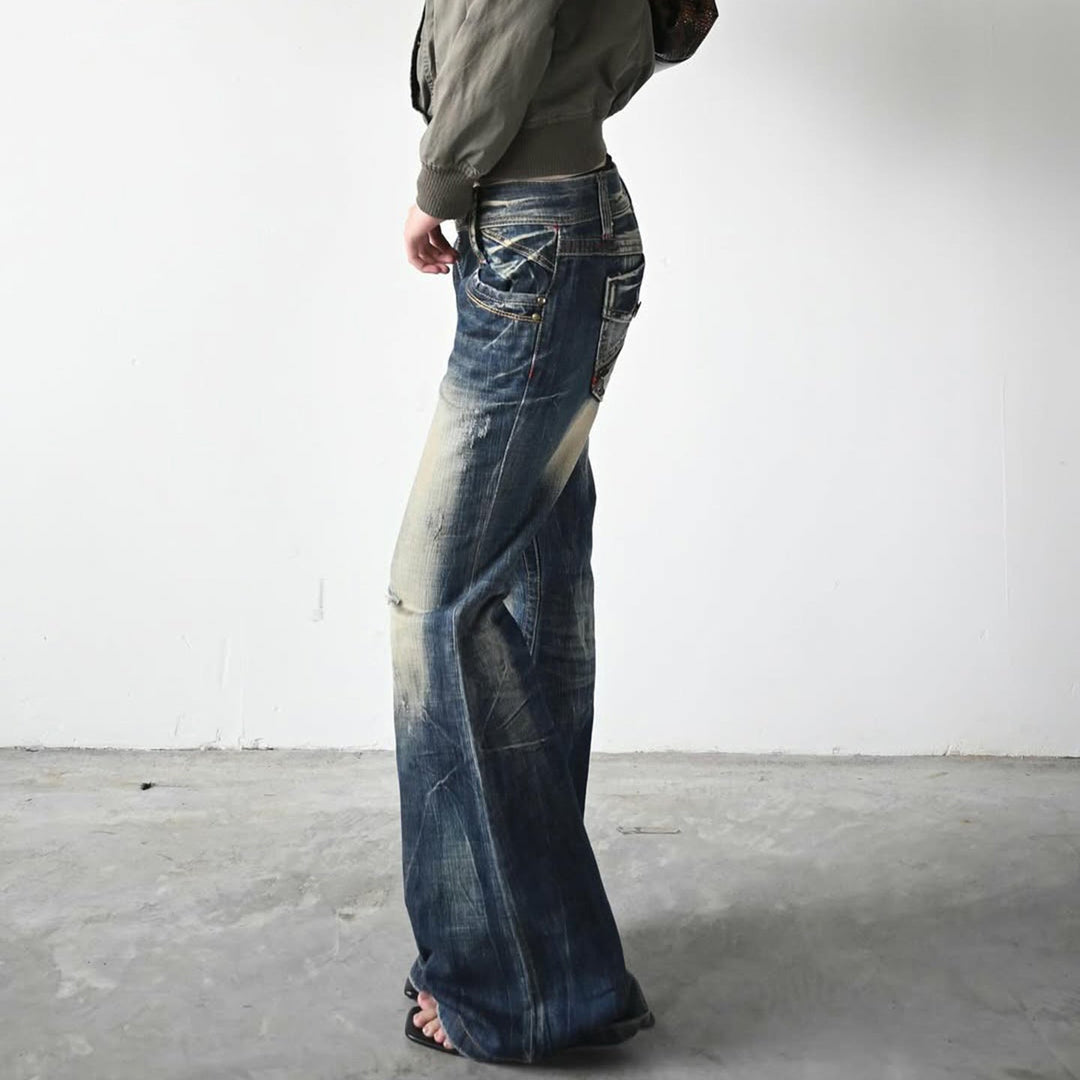 Stilfull flared jeans til dame i trendy blått med autentisk bruktutseende, et must for moteriktige kvinner.