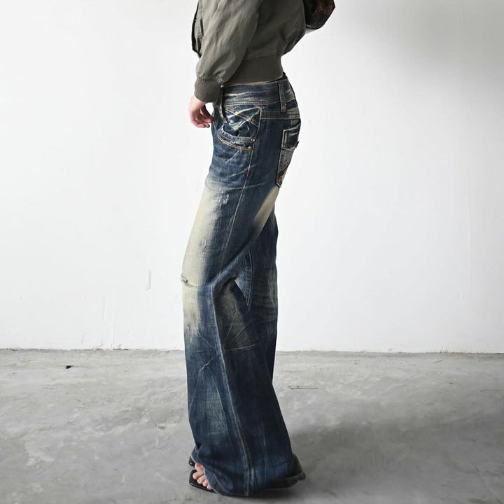 Stilfull flared jeans til dame i trendy blått med autentisk bruktutseende, et must for moteriktige kvinner.