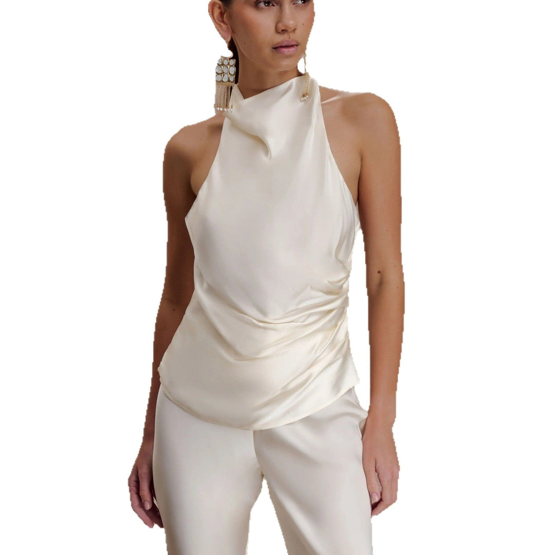 Stilfull hvit damebluse med asymmetrisk design og elegant drapering. En trendy mote topp, perfekt for vår- og sommerantrekk.