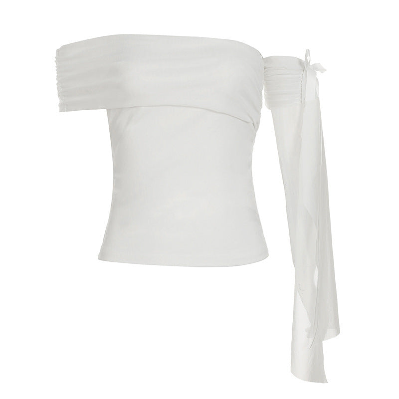 Gjennomsiktige ermer og volanger pryder denne off-shoulder dametoppen. Elegant klær for fest.