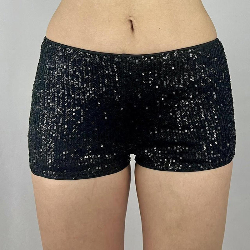 Trendy figurnære svarte shorts med nagler, et statement plagg for fest eller en stilig fritidslook.