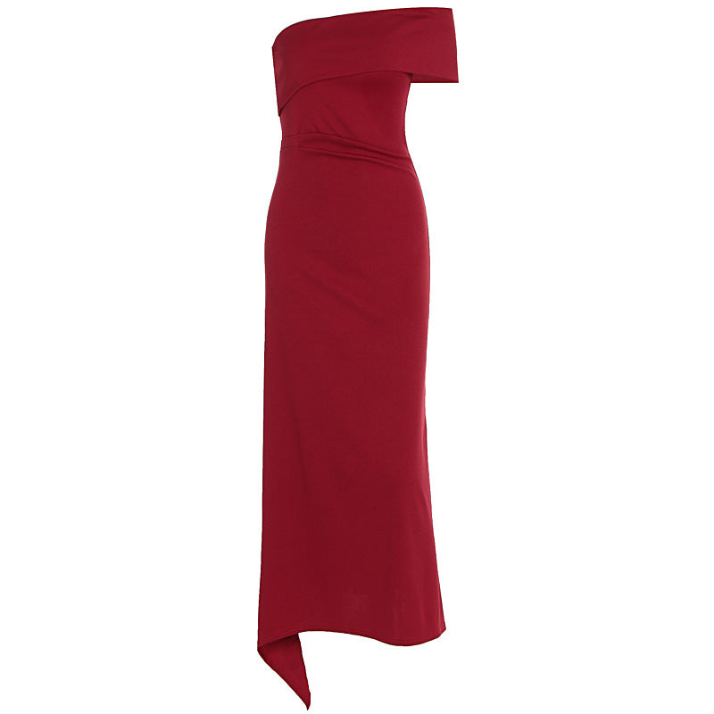 Svart elegant maxikjole med asymmetrisk én-skulder design, drapering og høy splitt. Perfekt som aftenkjole.