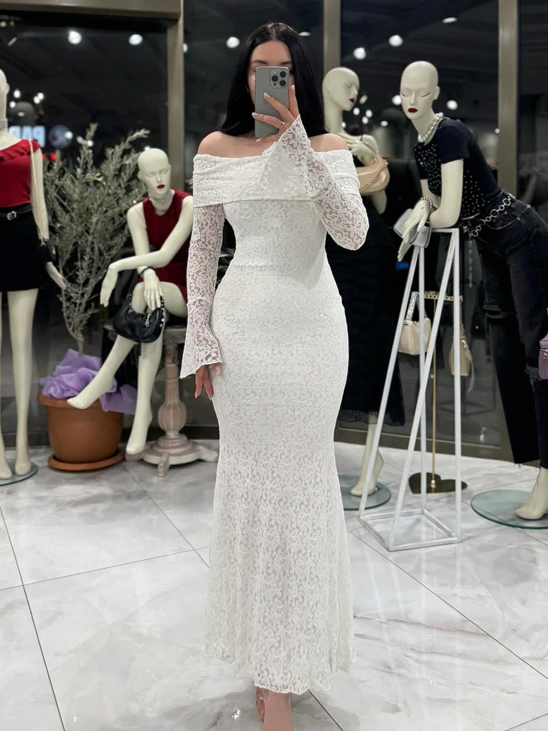 Elegant off-shoulder damekjole, en lang kveldskjole som passer som fest- eller gallakjole.