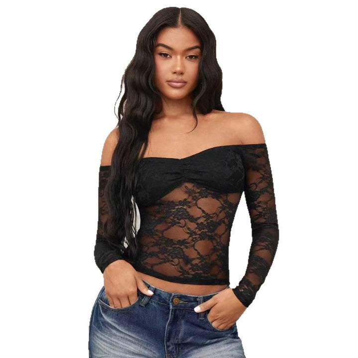 Elegant dame topp med off-shoulder halslinje, lange ermer og romantisk gjennomsiktig floralt mønster.