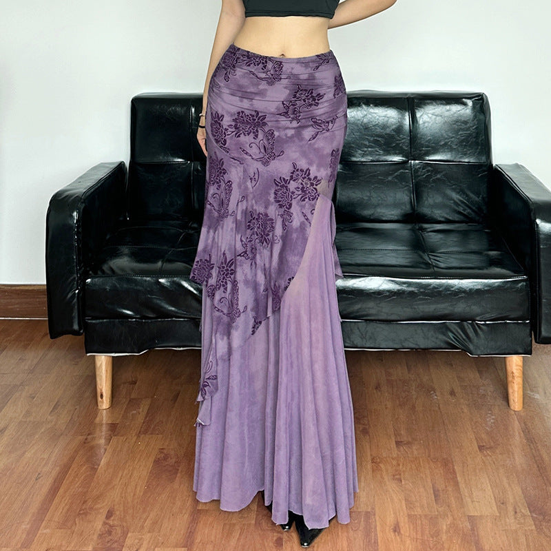 Elegant asymmetrisk maxiskjørt for dame med nydelig blomstermønster, perfekt for sommerfest.