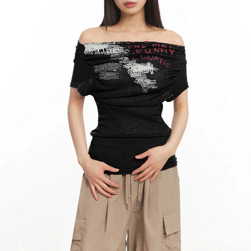 Figurnær dametopp med trendy off-shoulder design og fargerikt kunsttrykk. Perfekt for moteriktig sommerstil.