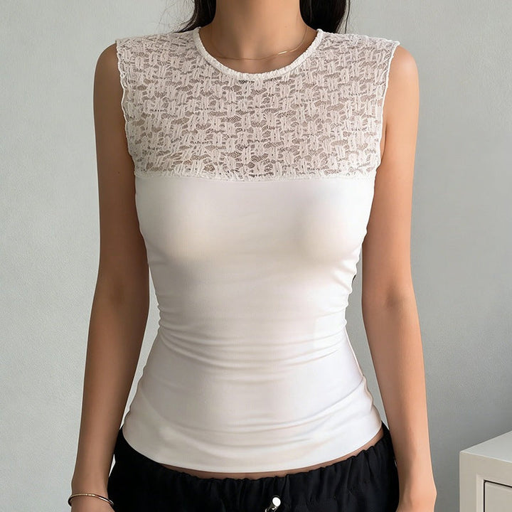 Stilfull dame cami topp med blondedetaljer, perfekt for fritid og mote.
