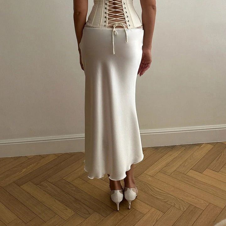 Stilfull, elegant damekjole i hvit med glans og delikate blonder. Ideell vårkjole og selskapskjole.