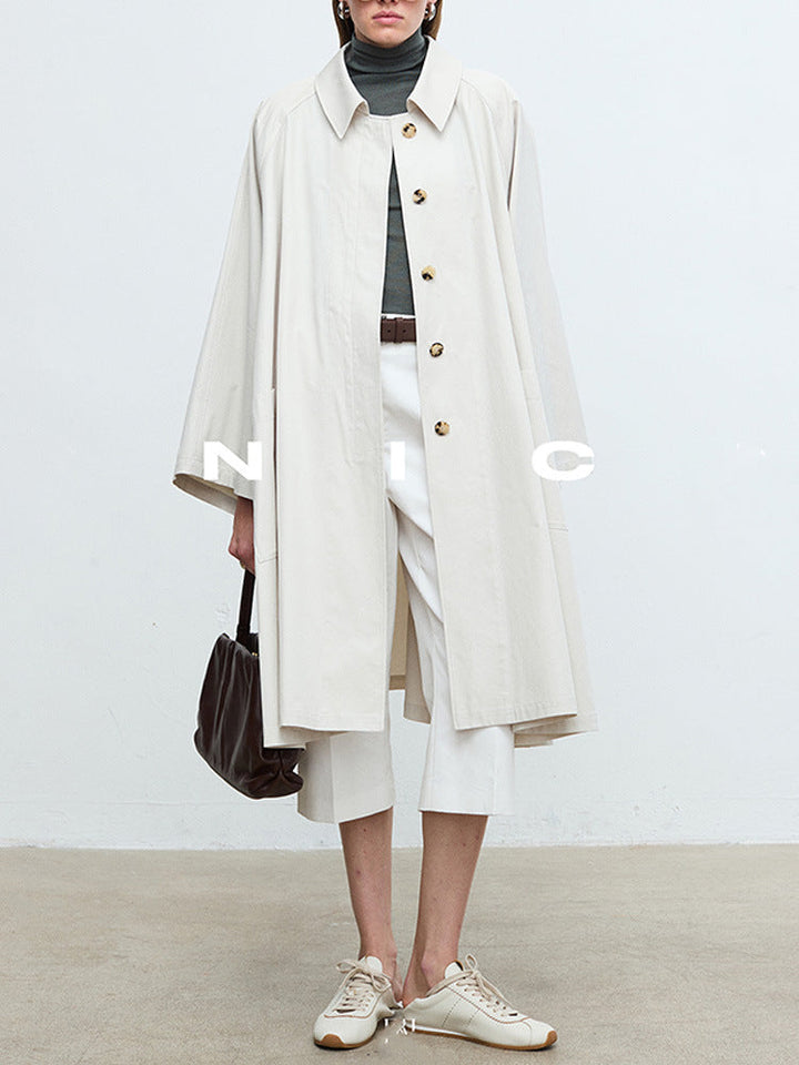 Dame trenchcoat i avslappet design med oversized ermer og knapper, perfekt for vårmote.